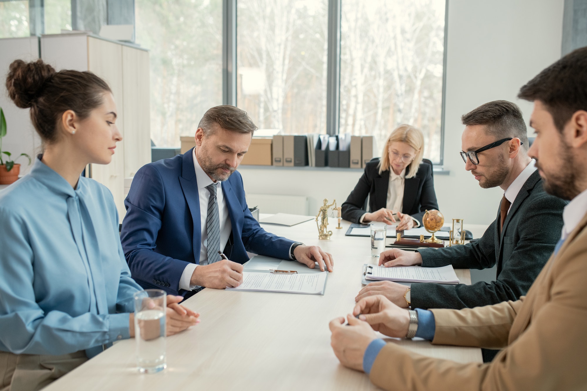 meeting-lawyers-with-judge.jpg