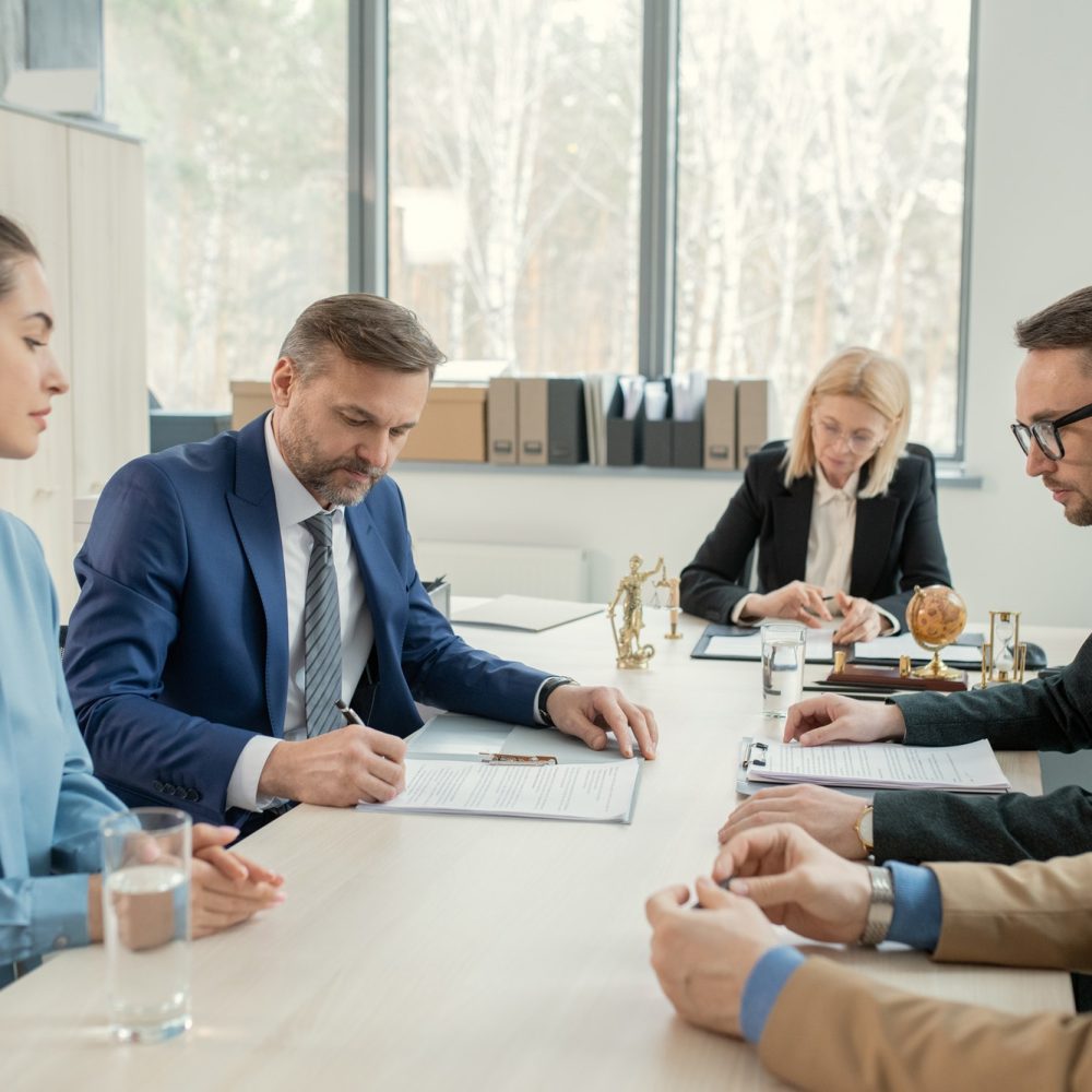 meeting-lawyers-with-judge.jpg
